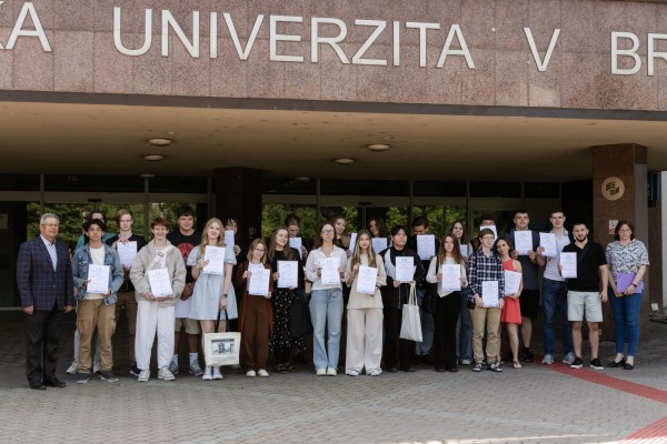 Successful foreign students of language education received certificates