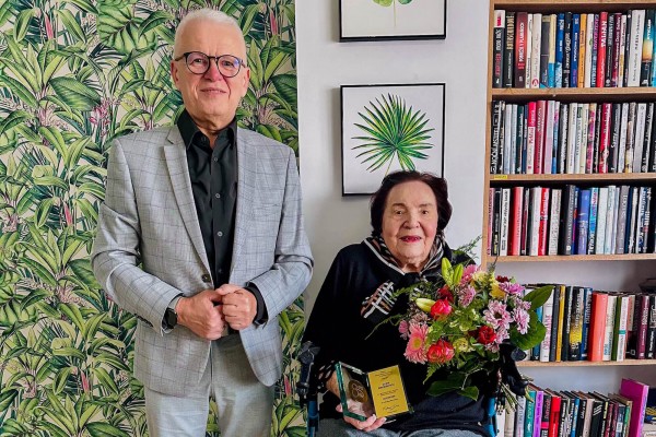 Rektor EUBA odovzdal ocenenie 101-ročnej absolventke Zore Breierovej za jej celoživotnú misiu