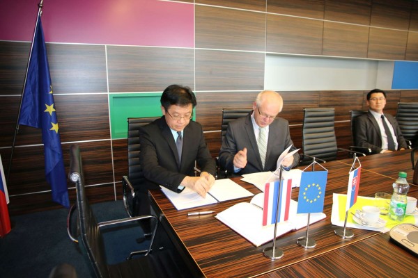 Podpis zmluvy s NIDA v Bangkoku