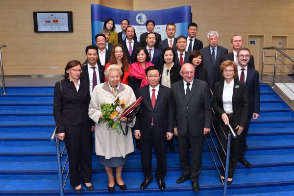 Vuong Dinh Hue, absolvent EUBA, zvolený za predsedu vietnamského parlamentu