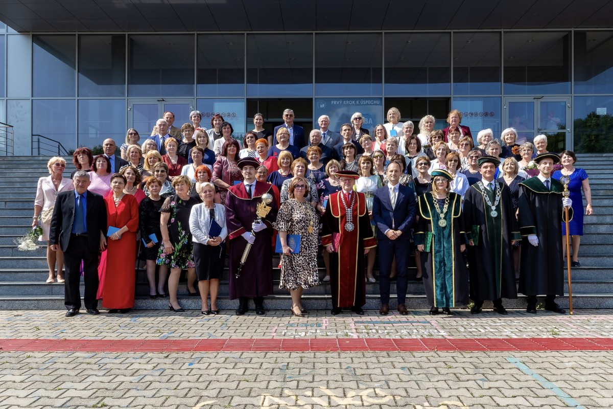 Prvé promócie v tomto akademickom roku patrili absolventom Univerzity tretieho veku EUBA