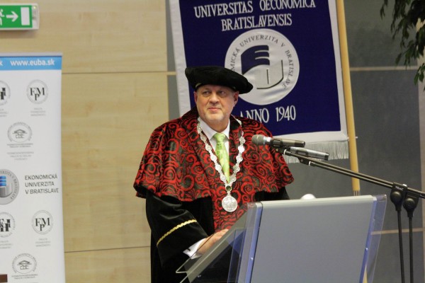 Ekonomická univerzita v Bratislave udelila titul Doctor Honoris Causa Ing. Jánovi Kubišovi