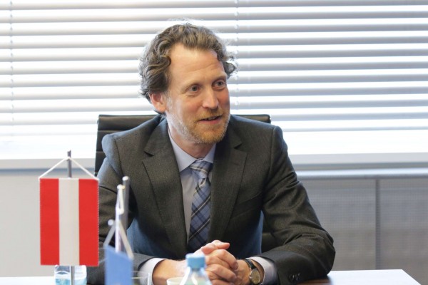 Nový rakúsky veľvyslanec v SR prednášal na EUBA