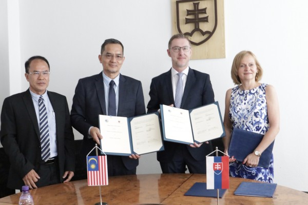 Signing the Memorandum of Understanding with UiTM Malaysia